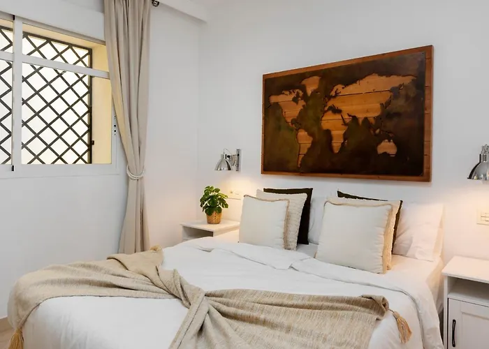 Bright 2 Bedroom Apartment With Parking Space And Swimming Pools In Aloha Gardens