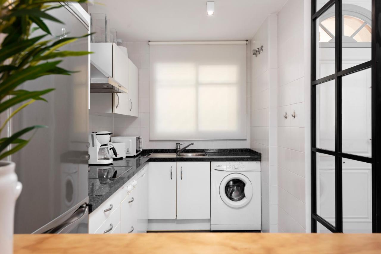 Bright 2 Bedroom With Parking Space And Swimming Pools In Aloha Gardens *