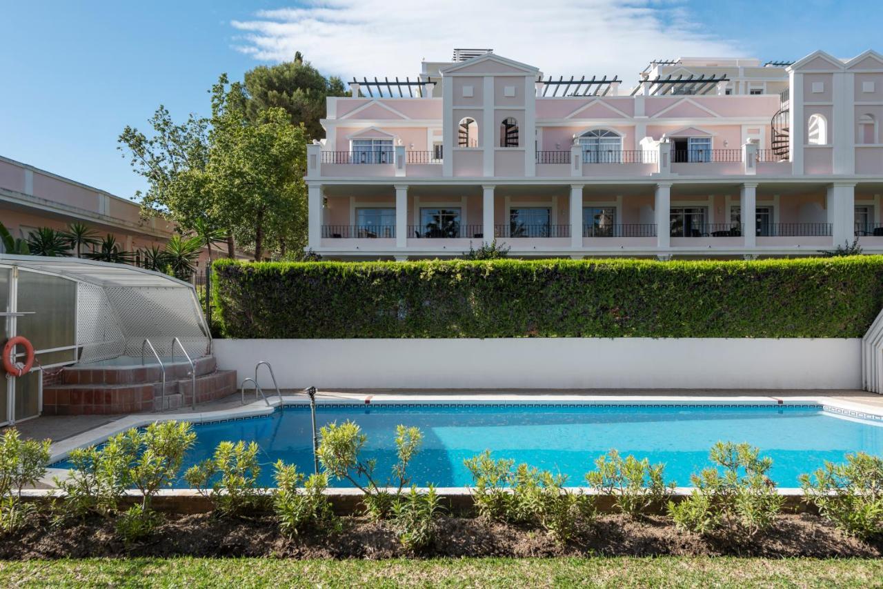 Bright 2 Bedroom With Parking Space And Swimming Pools In Aloha Gardens Marbella
