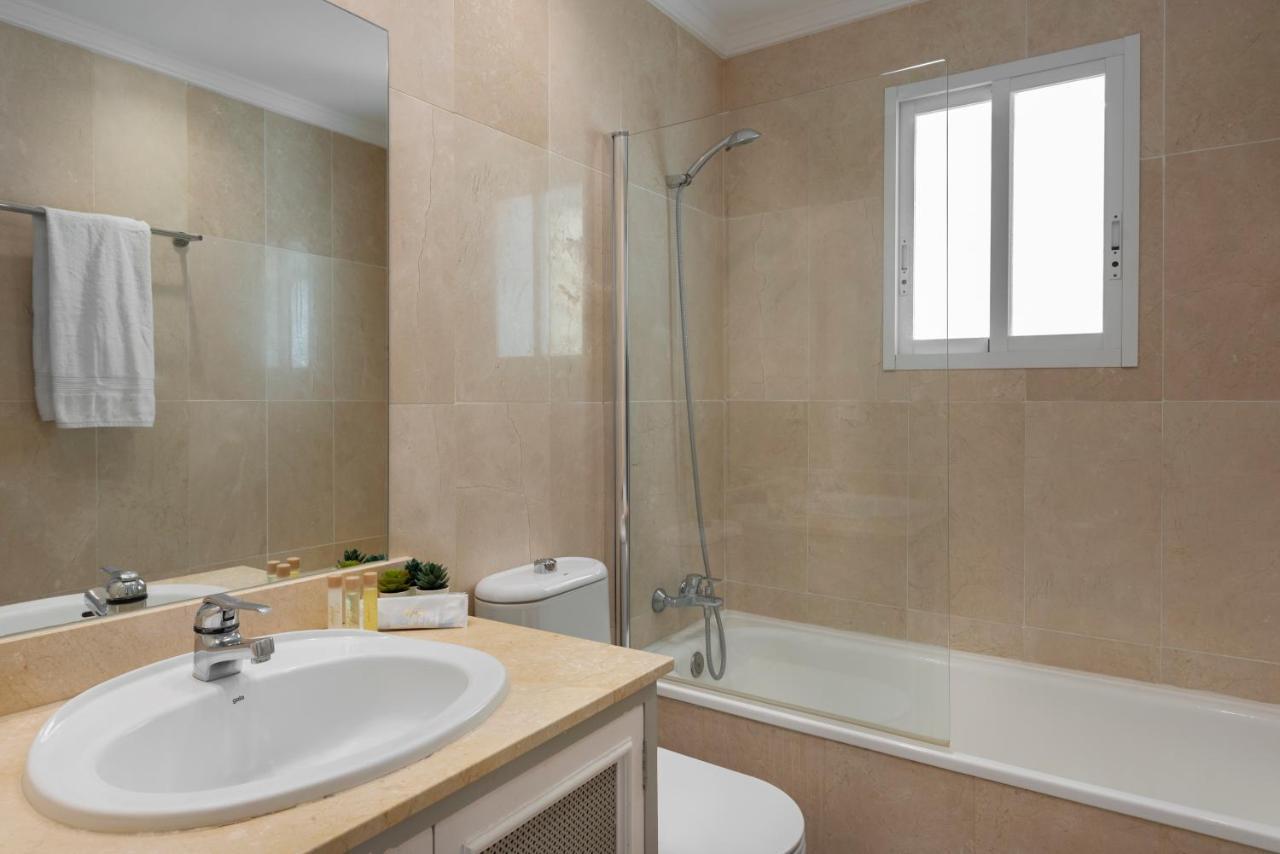 Leilighet Bright 2 Bedroom With Parking Space And Swimming Pools In Aloha Gardens *