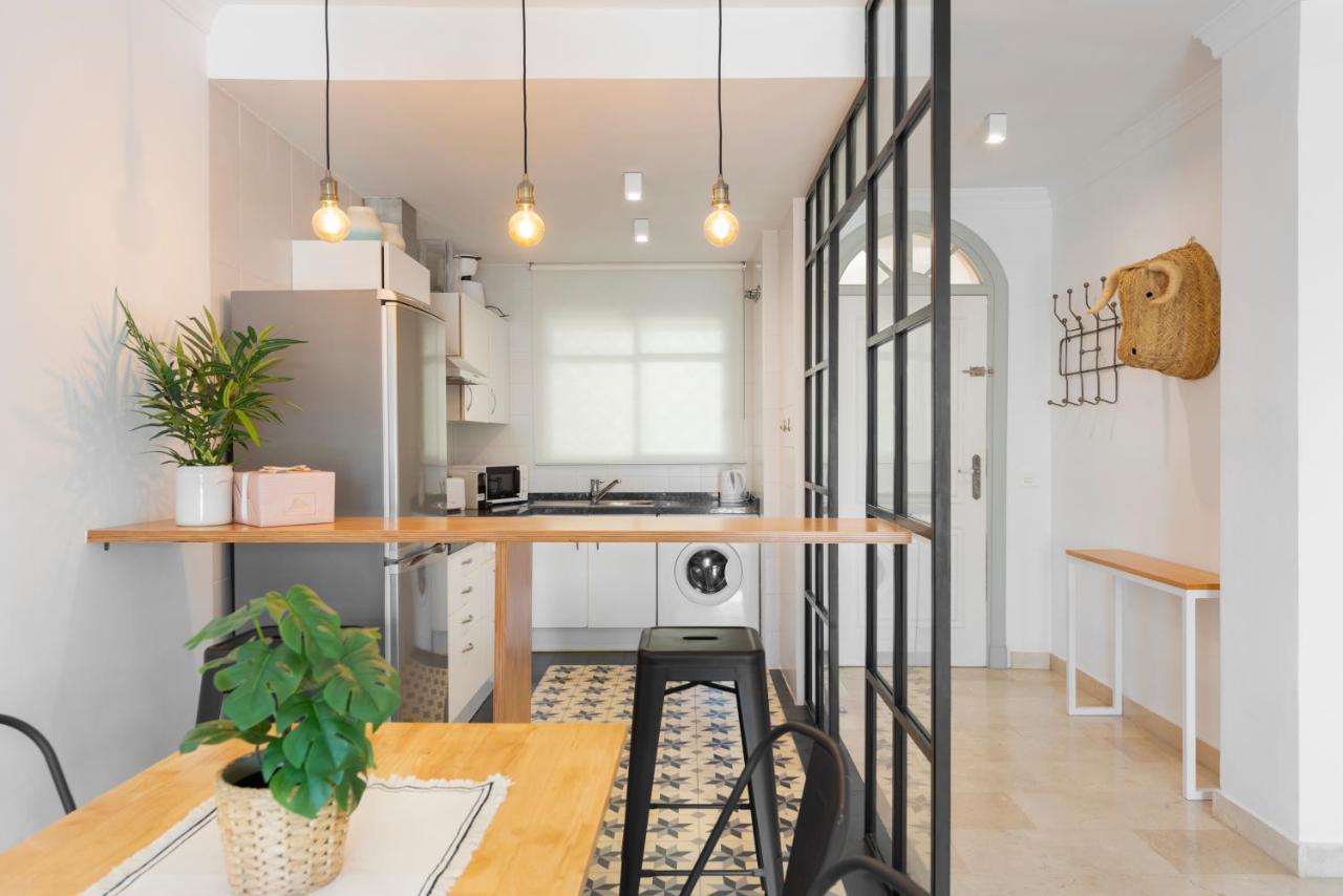 Bright 2 Bedroom With Parking Space And Swimming Pools In Aloha Gardens Leilighet