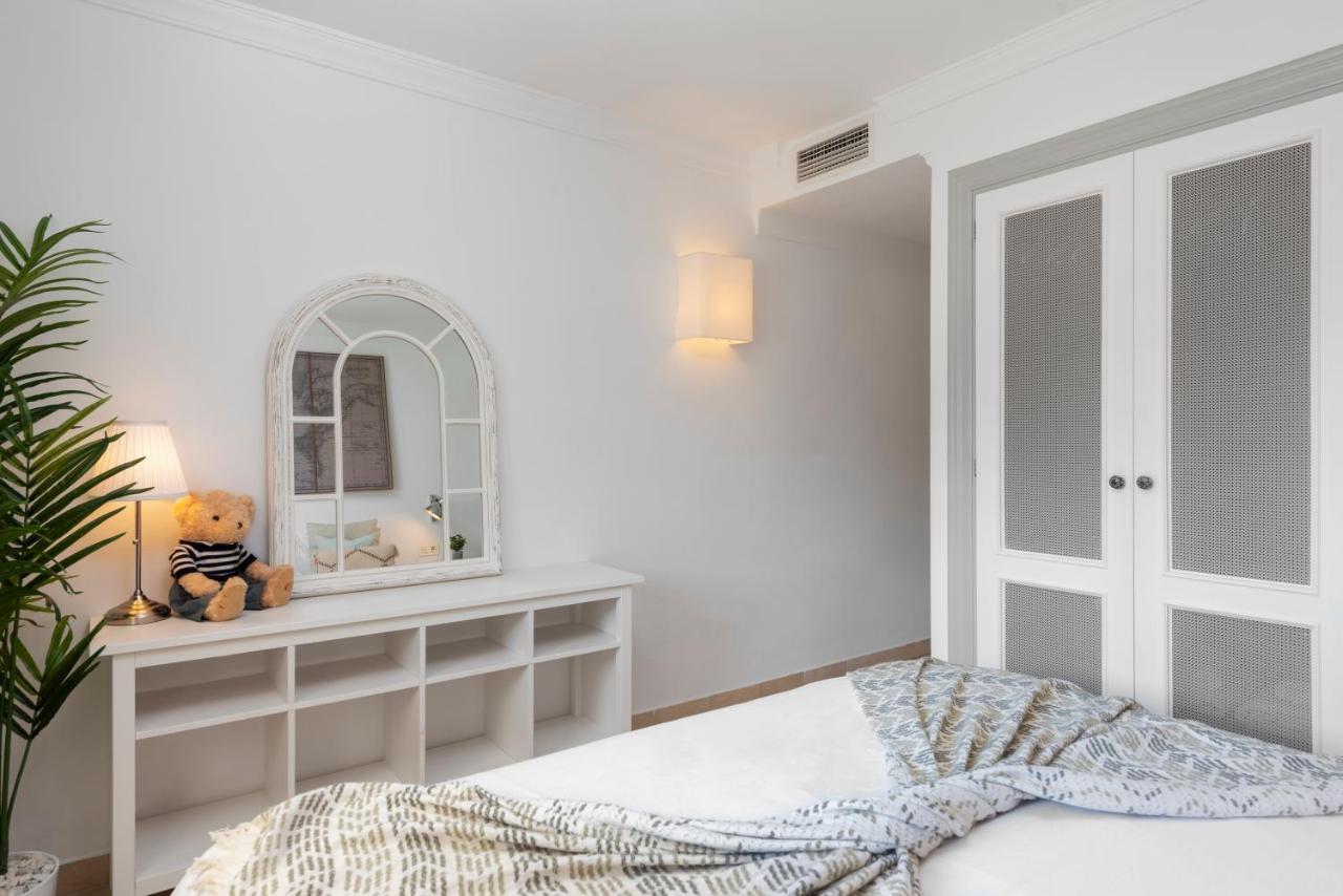 Bright 2 Bedroom With Parking Space And Swimming Pools In Aloha Gardens Marbella
